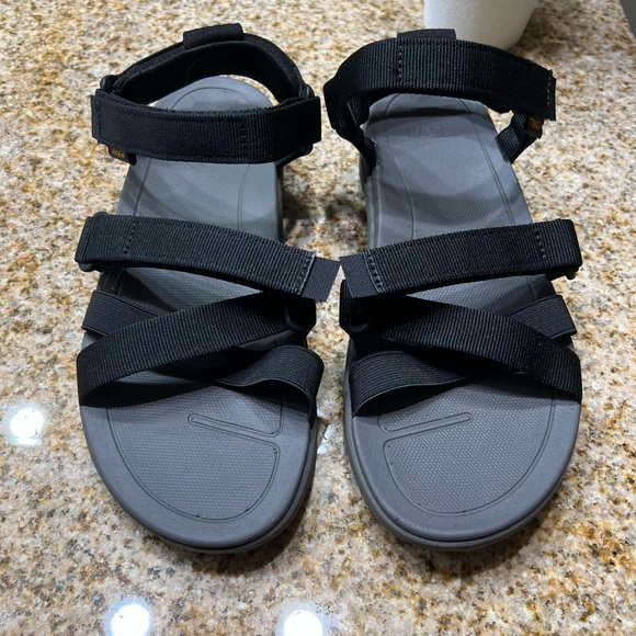 LIKE NEW TEVA BLACK CRISS CROSS STRAPPY SANDALS SIZE 8 - Picture 1 of 7